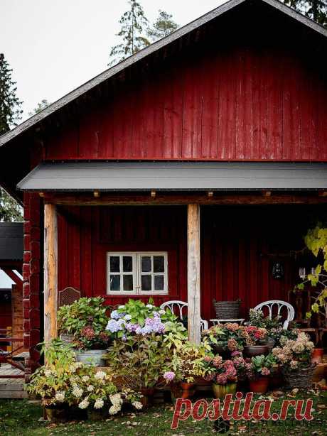 Уютный и стильный деревенский дом дизайнеров в Финляндии Дизайнеры интерьера не всегда выбирают для себя ультрамодные современные интерьеры с множеством оригинальных фишек и решений, как может кому-то показаться.
Им не чужды обычные простые жизненные радост...