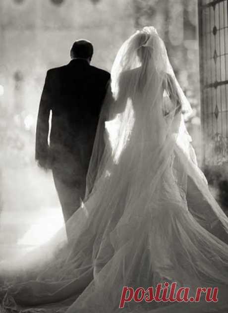 Выход и появление жениха и невесты на свадебной церемонии