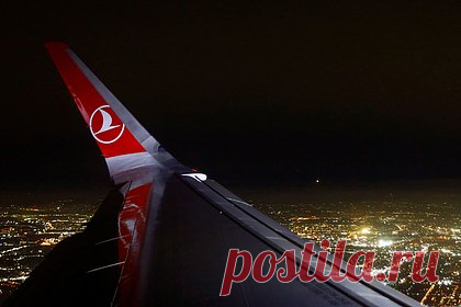 Пассажирский самолет экстренно сел в Стамбуле после удара молнии. Летевший над Турцией пассажирский самолет Turkish Airlines экстренно сменил курс и вернулся в аэропорт отправления после удара молнии. Нештатная ситуация произошла на рейсе Boeing 737 из Стамбула в Анталью 29 января. Известно, что лайнер вылетел из аэропорта в 9:25 по местному времени, но вскоре вернулся в аэропорт.