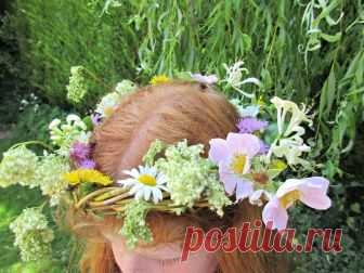 How to Weave a Beautiful Willow Crown • Craft Invaders In this simple tutorial, we show you how to weave a beautiful, rustic willow crown out of materials you can collect from your garden or out on a walk.