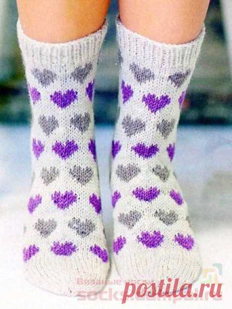 Вязаные носки с разноцветными сердечками.
