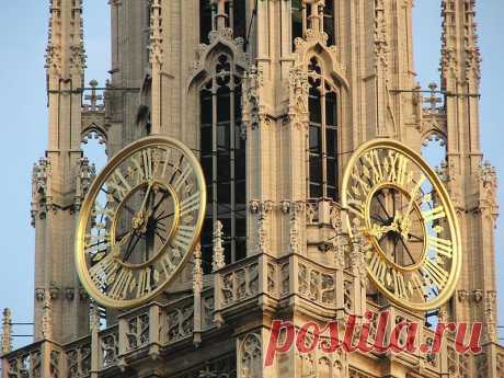 башня с часами /собор антверпенской богоматери