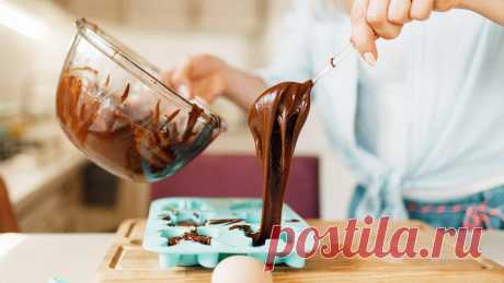 Как сделать шоколад в домашних условиях: рецепт приготовления Простой рецепт шоколада в домашних условиях. Следуйте инструкциям — и вы узнаете как приготовить молочный, горький и белый шоколад в домашних условиях с какао. Как правильно темперировать шоколад и многое другое.
