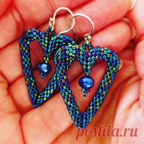 ❤️in hand ❤️Happy Valentine's Day!💖 #beadweaving #handmadeearrings #instajewelry #jewelrygram #handmadejewelry #valentines #heart #heartinhand #blueheart