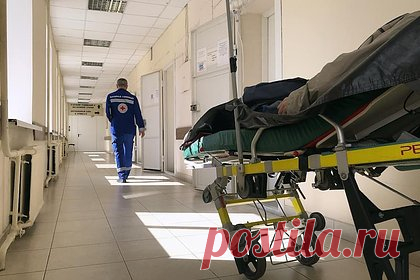 Москвич упал со скалодрома и получил тяжелые травмы. Москвич упал со скалодрома, в результате чего получил тяжелые травмы. Об этом стало известно РЕН ТВ. Предварительно, житель столицы упал с высоты 15 метров во время лазания на скалодроме в понедельник, 4 марта. Он получил перелом копчика, сильный удар также спровоцировал черепно-мозговую травму.