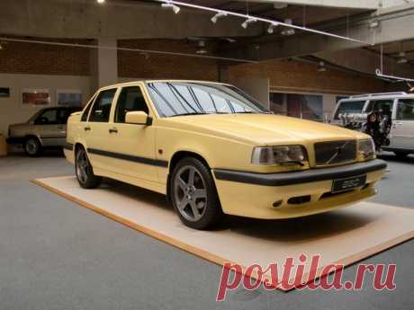 Желтый Volvo 850 T5-R 1995 “The Flying Banana” (19 фото) | Чёрт побери Почти у каждого уважающего себя автопроизводителя, в линейке по мимом обычных моделей имеются и заряженные версии, вот и Volvo в 1994 году поднатужилась и разродилась заряженной версией, под названием 850 T5-R. 850 T-5R в Музее Volvo Как вещает