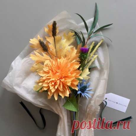 Crepe Paper Harvest Sampler Bouquet - Paper Flowers - Wedding - Thanksgiving - Autumn - Gift - Home Decor - Fall - Bridal - Gold - Decor This colorful, handcrafted fall bouquet includes a gold dahlia, oak leaves, wheat, sea holly, thistle, and willow eucalyptus. Youll never have to add water to your vase and can display this bouquet anywhere you care to enjoy it. Every piece is handcrafted and will be one-of-a-kind. Perfect for your autumn decor, fall wedding, or holiday t...