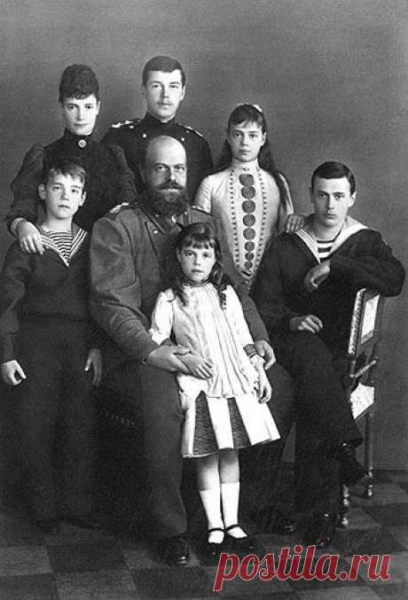 Tsar Alexander III, Tsarina Maria Feodorovna, and their family. Their oldest son became Tsar Nicholas II.  |  Pinterest • Всемирный каталог идей