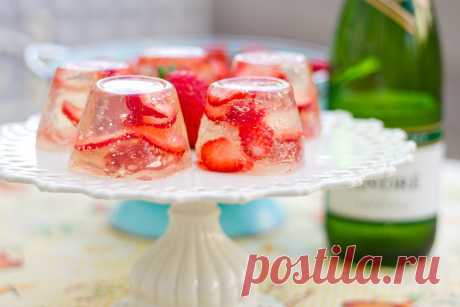 Champagne Strawberry Jello Sometimes it’s hard to decide or know what type of food to bring to a party, especially a birthday potluck party. Thanks to Pinterest! The scratching-your-head day is gone. I couldn’t b…