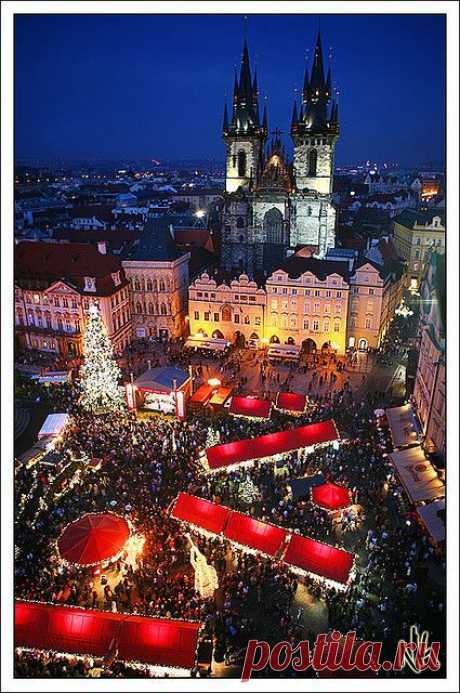 Christmas markets at Old Town Square, Prague, Czech Republic |  Erin Foley приколол(а) это к доске travel