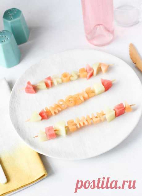 Summer DIY: Easy Fruit Kabob Place Cards