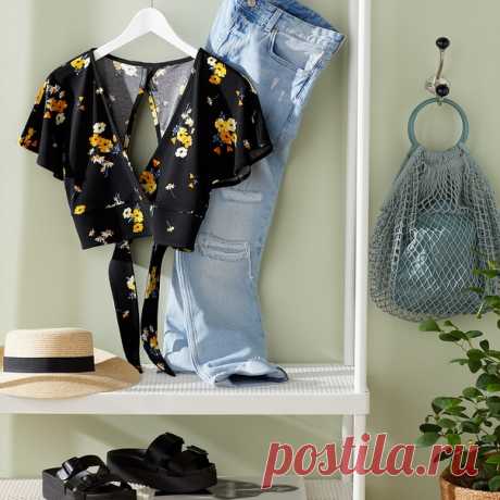 Босоножки на массивной платформе, рваные джинсы из нашей новой экологичной коллекции и укороченный топ с цветочными принтом – ваш идеальный весенний образ в стиле 90-х готов! 💐 Босоножки: 0686031 Джинсы Boyfriend: 0724906 #HM