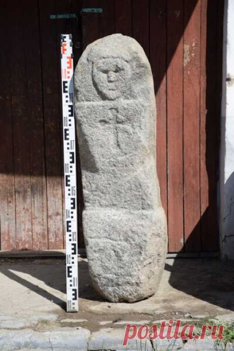Дохристианского каменного идола нашли в Вологодской области В Харовском районе Вологодской области обнаружили дохристианского каменного идола, возраст которого может превышать 2,5 тыс. лет.   Сенсационную находку