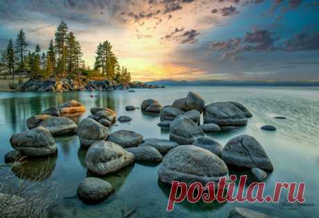 Рассвет на озере Тахо. Национальный парк Сэнд Харбор, США. Автор фото – Михаил Рамонов: nat-geo.ru/community/user/225417/