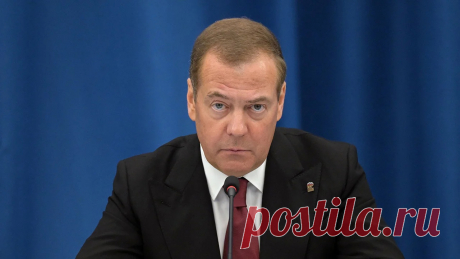 Дмитрий Медведев назвал президента США Джо Байдена "редким идиотом"