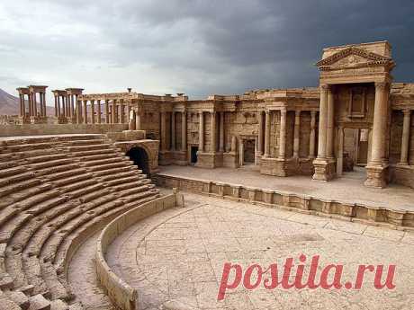 Theatre of Palmyra Palmyra's Theatre was, until the 1950's, buried beneath the sand, however it has been restored continuously since then. The freestanding stage facade of the theatre itself is designed along the lines of a palace entrance, complete with a royal door and smaller doors on either side. During the Palmyra Festival, which runs from the end of April to the beginning of May, music and dance performances are held in the theatre. | Найдено на сайте flickr.com.