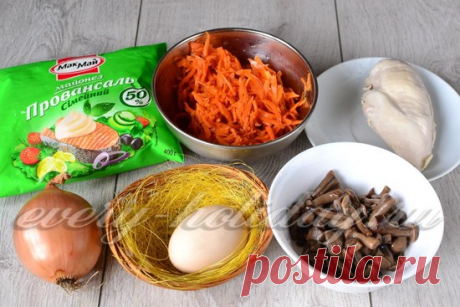 Салат с маринованными опятами, курицей и корейской морковью