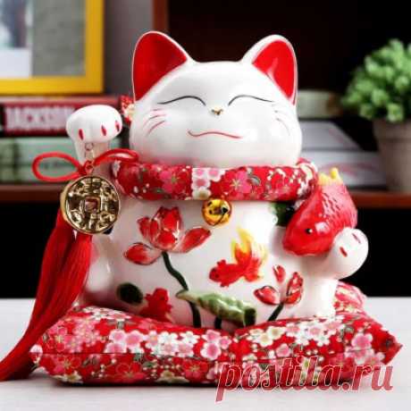 Манэки-нэко – известная традиционная японская кукла - буквально «Приглашающий кот». 
Его также называют «Кот счастья и удачи», «Денежный кот».  Она может иметь разные размеры, выполняют таких кукол из глины, фарфора, папье-маше и дерева.