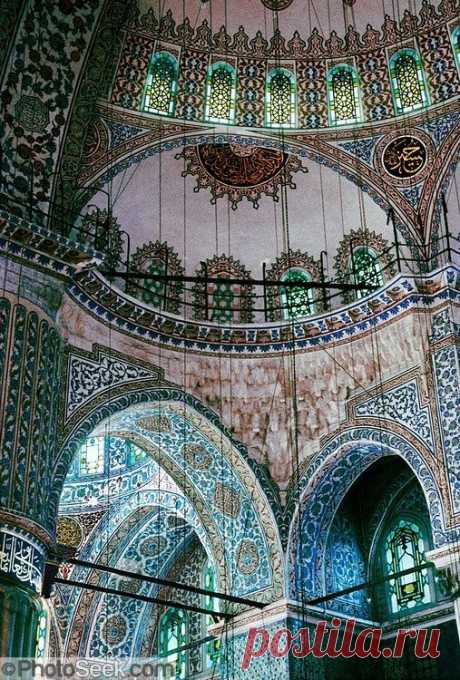 Beautiful ceiling. Blue Mosque (Sultanahmet Mosque), Istanbul, Turkey   |  Найдено на сайте crossingisland.tumblr.com.