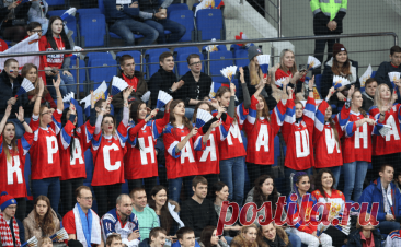 В Чехии будут отбирать российские флаги у болельщиков на ЧМ по хоккею. Турнир проходит в Праге и Остраве. В IIHF разрешили проносить на трибуны только флаги стран — участниц чемпионата мира, России и Белоруссии среди них нет уже три года