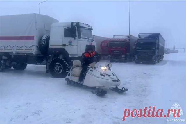 МЧС России продолжает оказывать помощь на трассах в Татарстане. Для водителей и пассажиров открыты пункты обогрева.