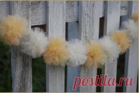 DIY tulle pompons To decorate the cottage, it’s not customary to use expensive garden figures and complex decorative elements due to the fact that no one lives in the country in the winter, but who