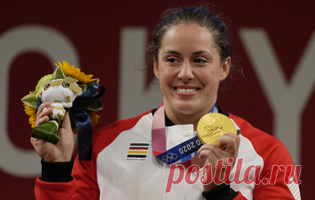 Канадская штангистка Шаррон стала олимпийской чемпионкой в весе до 64 кг. Серебро завоевала штангистка из Италии, бронзовую награду взяла спортсменка из Тайваня