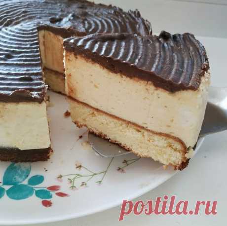 je_joue
#кетоторт "Птичье молоко"

Да, на #кето можно ВСЁ 
На вкус торт - как классическое "Птичье молоко": нежнейшее воздушное суфле, песочный корж и тёмная шоколадная глазурь  Близкие будут в восторге 

Форма диаметром 18 см.

Тесто:
2 яйца
60 г мягкого сливочного масла
60 г сливочного сыра
40 г кокосовой муки
30 г эритритола
1 ч л разрыхлителя
экстракт ванили
соль

Суфле:
5 желтков
100 г жирных сливок
100 г мягкого сливочного масла
100 г эритритола
5 белков
100 г воды
1...