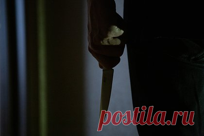 Россиянин пришел к девушке на работу и дважды ранил ножом из ревности. В Челябинске мужчина пришел в супермаркет, где работает его девушка, ради выяснения отношений и ранил ее ножом. Он заревновал возлюбленную, поэтому дважды ударил ее ножом в спину и поясницу. В этот момент в магазине была пожилая женщина, которая и вызвала скорую. Охрана сразу же задержала нападавшего.
