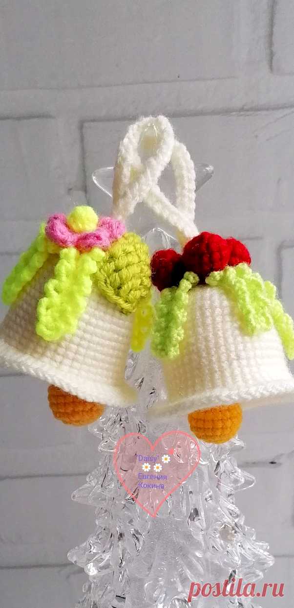 PDF Рождественские Колокольчики крючком. FREE crochet pattern; Аmigurumi toy patterns. Амигуруми схемы и описания на русском. Вязаные игрушки и поделки своими руками #amimore - маленький колокольчик к Новому году, колокол, Рождество, новогоднее украшение.