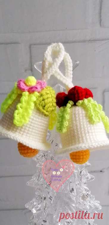PDF Рождественские Колокольчики крючком. FREE crochet pattern; Аmigurumi toy patterns. Амигуруми схемы и описания на русском. Вязаные игрушки и поделки своими руками #amimore - маленький колокольчик к Новому году, колокол, Рождество, новогоднее украшение.