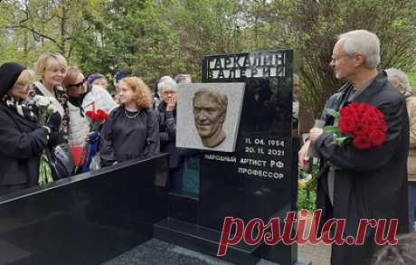 Памятник Валерию Гаркалину открыли на Миусском кладбище в Москве. Скульптуру создали заслуженные художники России и Армении Микаэль и Ваге Согоян