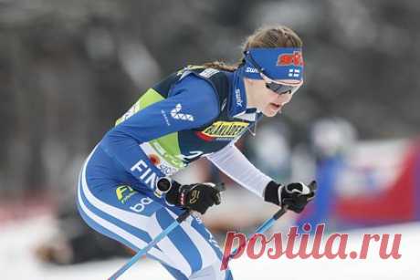 Финская лыжница потеряла сознание во время гонки на чемпионате мира. Финская лыжница Эвелиина Пииппо потеряла сознание во время женской эстафеты на чемпионате мира-2023. Пииппо выступала на третьем этапе и после передачи эстафеты Кристе Пярмякоски рухнула на снег. 24-летняя спортсменка трижды пыталась подняться самостоятельно, но вновь падала.