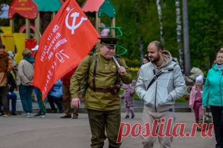 В Латвии начали штрафовать за поздравления с Днем Победы. В полиции подтвердили эту информацию.