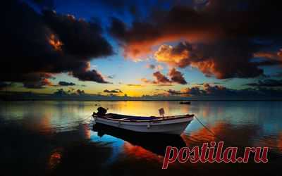 Burning clouds between dark ones above the boat wallpaper - Photography wallpapers - #52410