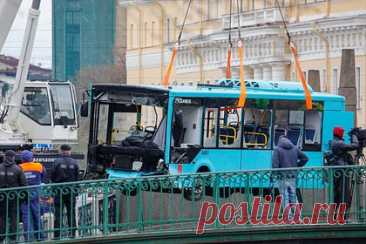 Число жертв падения автобуса в реку в Петербурге увеличилось