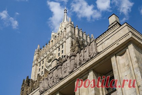 В МИД заявили о попытках Запада сорвать саммит Россия — Африка. Замглавы МИД РФ Михаил Богданов заявил, что попытки стран Запада сорвать проведение второго саммита Россия — Африка в Петербурге провалились. По его словам, мероприятие посетило не меньше участников, чем первый саммит. Как указал дипломат, участие в саммите приняли около «20 первых лиц, много вторых».