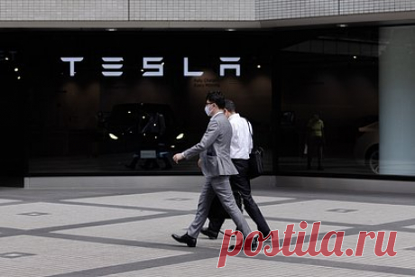Ценовая война заставила Tesla снизить цены на свои электромобили в Китае. Крупнейший американский производитель электромобилей Tesla был вынужден снизить цены на свои машины в Китае на 9 процентов впервые с начала года на фоне угрозы рецессии и ценовой войны на рынке, пишет Reuters. Стартовая цена седана Model 3 теперь составляет 265 900 юаней (36 727 долларов) вместо 279 900 юаней.