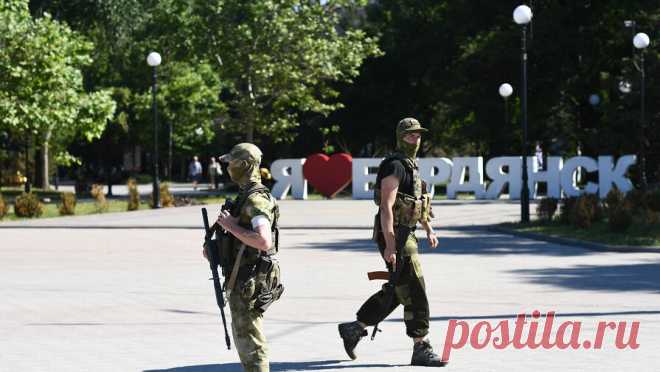 Бердянск в Запорожской области затоплен из-за шторма. В результате шторма центральные улицы города Бердянска на побережье Азовского моря были затоплены. Об этом сообщили ТАСС представители оперативных служб Запорожской области. Из-за сильного ветра вода начала заливать центральную часть ...