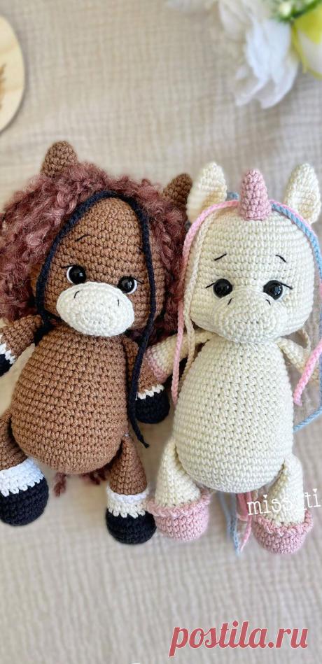 PDF Лошадка и Единорожка крючком. FREE crochet pattern; Аmigurumi toy patterns. Амигуруми схемы и описания на русском. Вязаные игрушки и поделки своими руками #amimore - лошадь с единорогом, лошадка из обычной пряжи, конь.