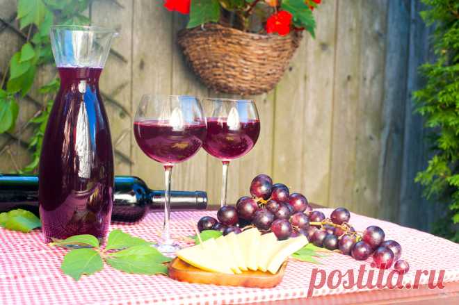 Как сделать вино из винограда в домашних условиях: простой рецепт с фото пошагово Как сделать вкусное вино из винограда в домашних условиях правильно, придерживаясь классической рецептуры. Простые рецепы и фото.