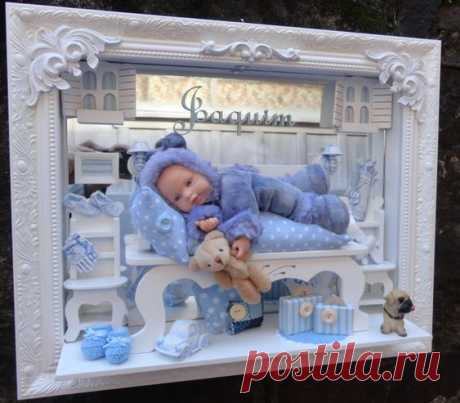 quadro enfeite de porta maternidade decoração com boneco miniaturas de resina e moveis de mdf iluminação de lad ,tamanho do quadro 45x50 cm ,fundo de com espelho . personalizamos com a cor do…
