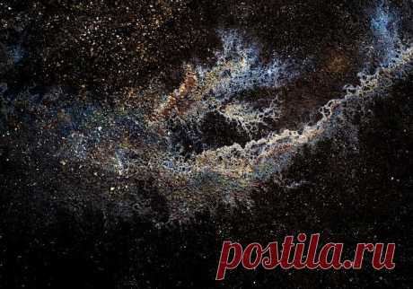 Иллюзорные галактики и созвездия из бензина и масла на асфальте Финский фотограф Юха Танхуа (Juha Tanhua) снял необычную серию «космических фотографий». Астрофотографические изображения звезд, галактик и туманностей,