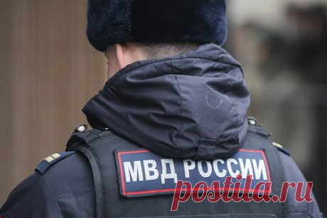 В российском регионе двух школьниц задержали после сообщения о теракте. В Северной Осетии двух школьниц задержали после того, как они попытались разыграть ровесницу, сообщив ей о подготовке теракта. О неудачной шутке узнали сотрудники правоохранительных органов, они вышли на восьмиклассниц, которые сознались полицейским в содеянном, их доставили в отделение.