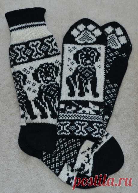 NORWEGIAN Hand Crafted 100% wool socks and mittens set, M / L, folk art, black labrador dog puppy Hand crafted 100% wool socks and mittens set    Sized for adult The sock measures 9.75 inches from heel to toe  and 12,5 inches from the top of the sock to the bottom of the heel . Mittens measured 11.5 long, 4 wide and 2,5 thumb.    Please check out fine Norwegian hand crafted 100% wool socks and mittens with style! Fabulous warm and cozy socks that are made for everyone at a...