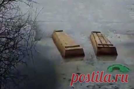 Жителей Мордовии напугали всплывающие на озере гробы. Власти заявили, что деревянные ящики не представляют опасности.