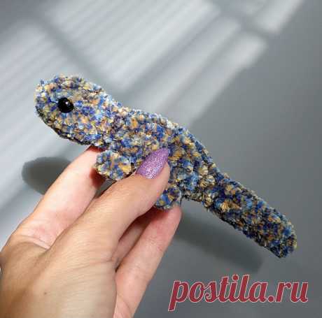 PDF Ящерка крючком. FREE crochet pattern; Аmigurumi toy patterns. Амигуруми схемы и описания на русском. Вязаные игрушки и поделки своими руками #amimore - плюшевая ящерица, маленькая ящерка из плюшевой пряжи.