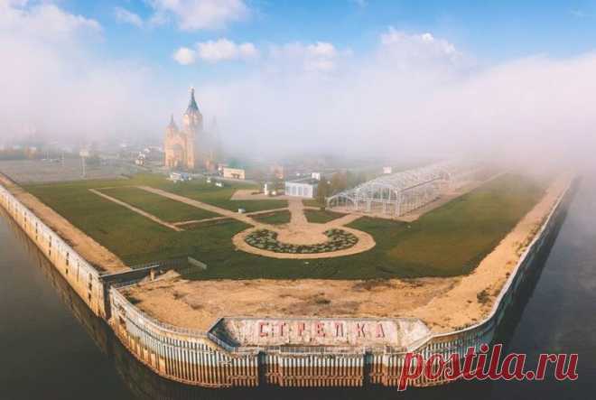 Встреча двух рек
Это легендарная Стрелка в Нижнем Новгороде. Стрелка разделяет собой Оку и Волгу, а также раньше являлась портом для грузовых судов, прибывавших в Нижний Новгород и отправлявшихся из него. 
Собственно название Стрелка возникло из-за того, что в средние века это место было центром Стрелицкого стана. Позднее здесь сформировался речной порт, его расположение позволяло вести погрузочно-разгрузочные работы на торговых судах, прибывших в Нижний как по Волге, так ...