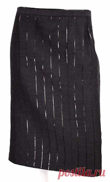 GIANFRANCO FERRE Vintage Charcoal Gray & Black Striped Pencil Skirt 44  | eBay This skirt is knee-length and has a side zip closure. It is an Italian size 44, which is equivalent to a United States size 8. It is lined with black fine textile fabric. As a result, Wardrobe Ltd. cannot verify whether or not repairs or alterations have been made to an item.