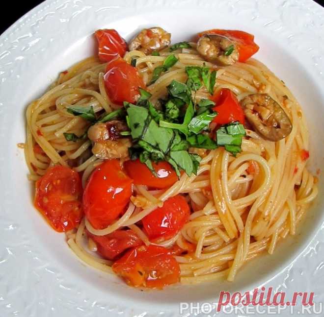 Спагетти с оливками и помидорами в сливочном соусе.
